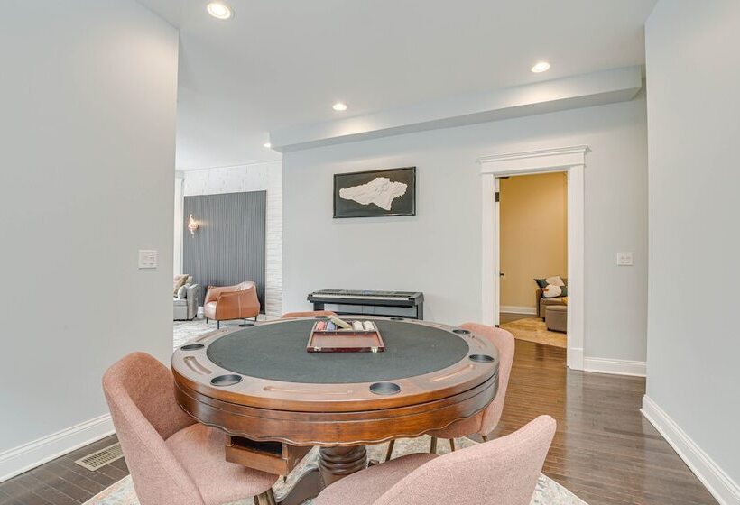 Spacious Condo W/ Deck ~ 3 Mi To Downtown Chicago!