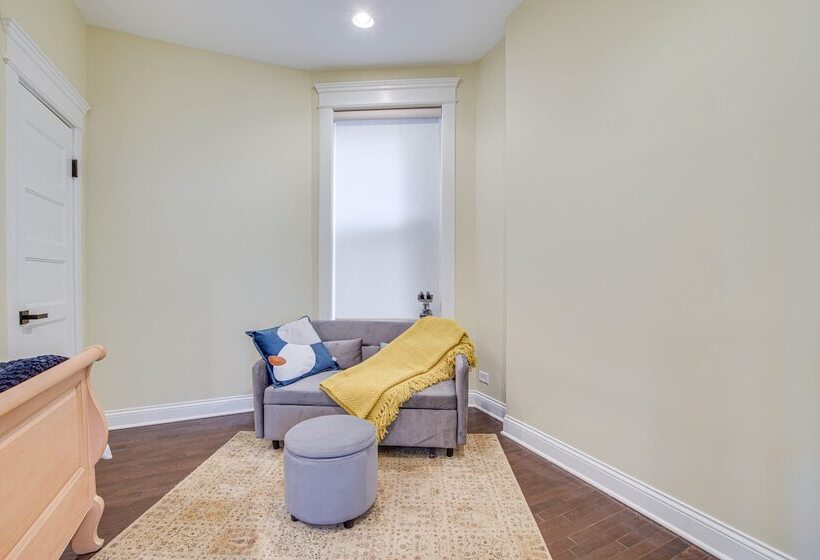 Spacious Condo W/ Deck ~ 3 Mi To Downtown Chicago!