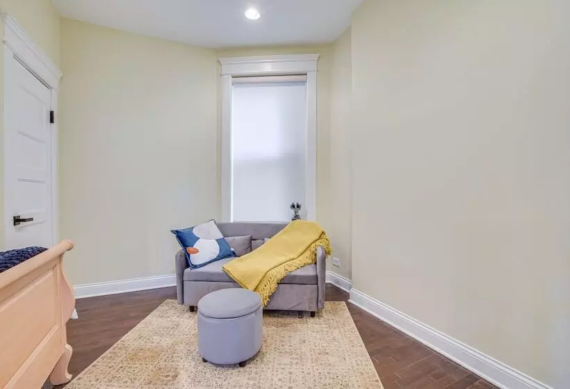 Spacious Condo W/ Deck ~ 3 Mi To Downtown Chicago!