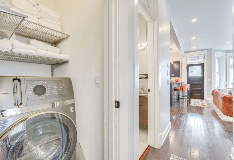 Spacious Condo W/ Deck ~ 3 Mi To Downtown Chicago!