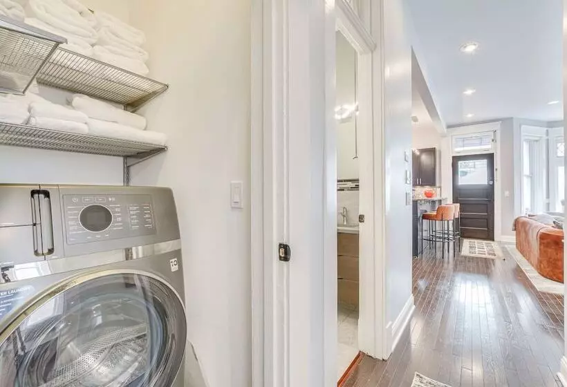 Spacious Condo W/ Deck ~ 3 Mi To Downtown Chicago!