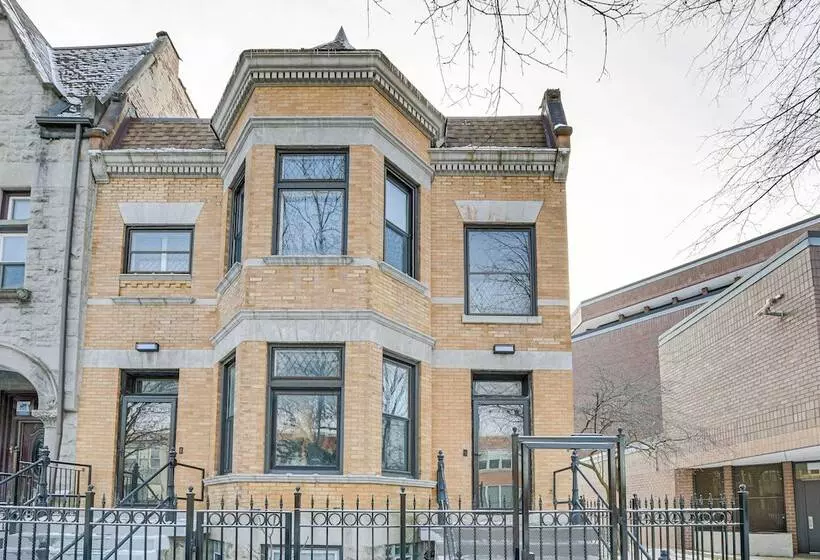 Spacious Condo W/ Deck ~ 3 Mi To Downtown Chicago!