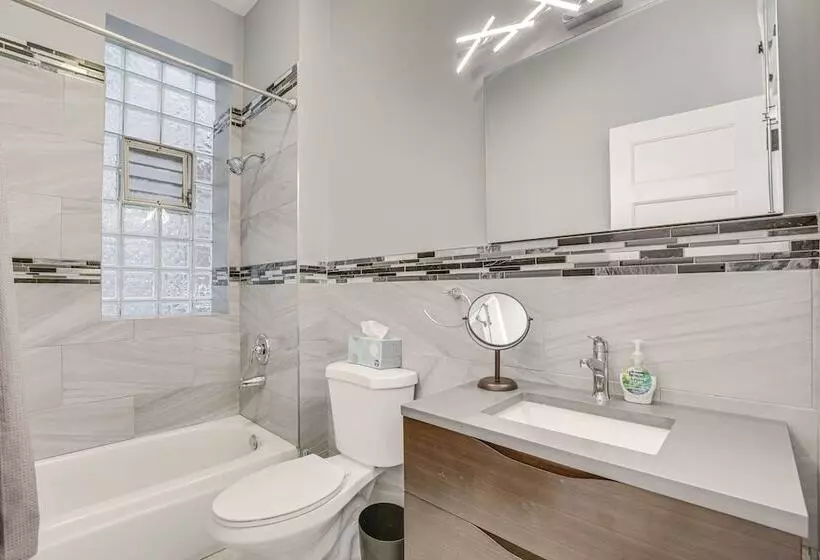 Spacious Condo W/ Deck ~ 3 Mi To Downtown Chicago!
