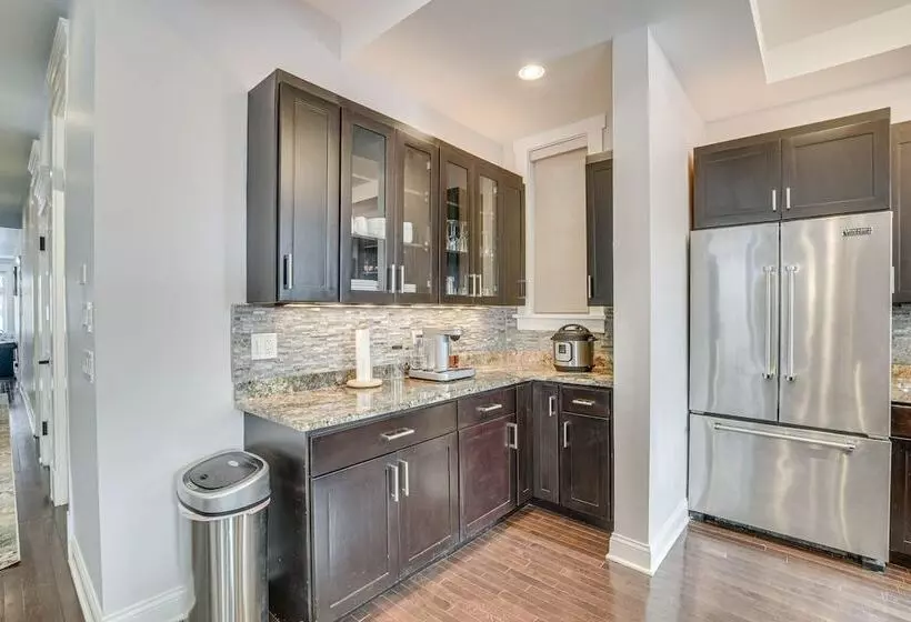 Spacious Condo W/ Deck ~ 3 Mi To Downtown Chicago!