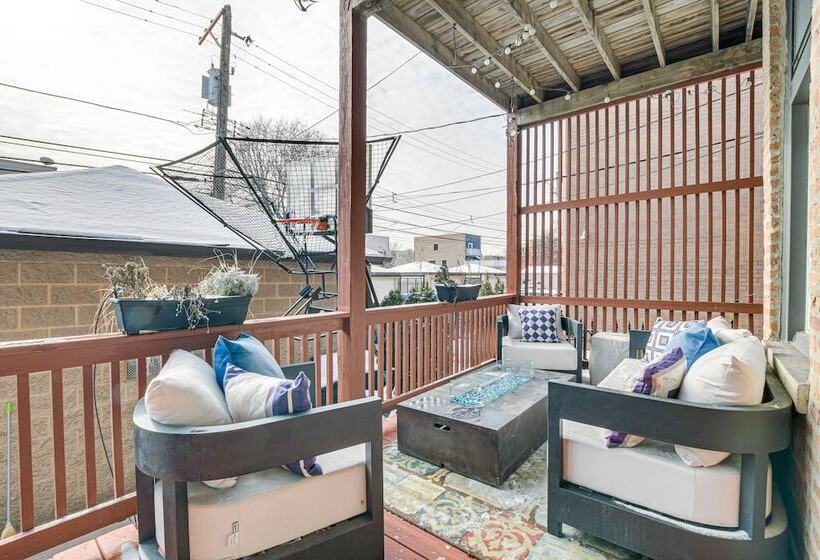 Spacious Condo W/ Deck ~ 3 Mi To Downtown Chicago!