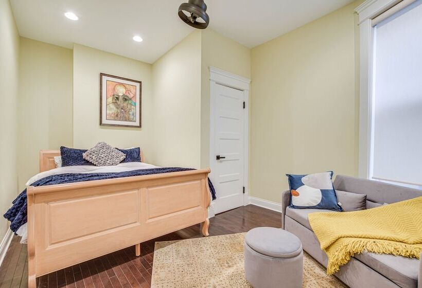 Spacious Condo W/ Deck ~ 3 Mi To Downtown Chicago!