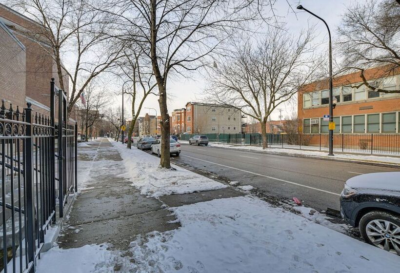 Spacious Condo W/ Deck ~ 3 Mi To Downtown Chicago!