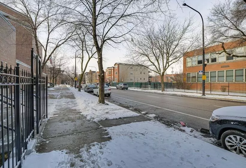 Spacious Condo W/ Deck ~ 3 Mi To Downtown Chicago!
