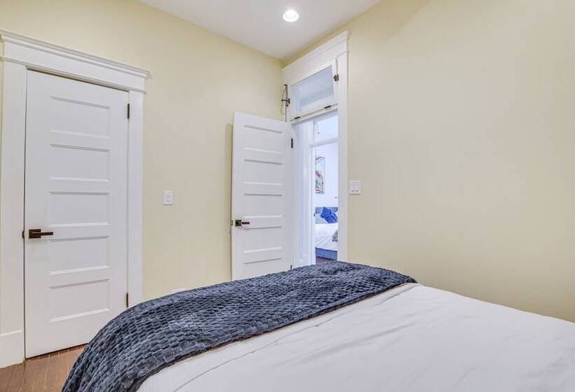 Spacious Condo W/ Deck ~ 3 Mi To Downtown Chicago!