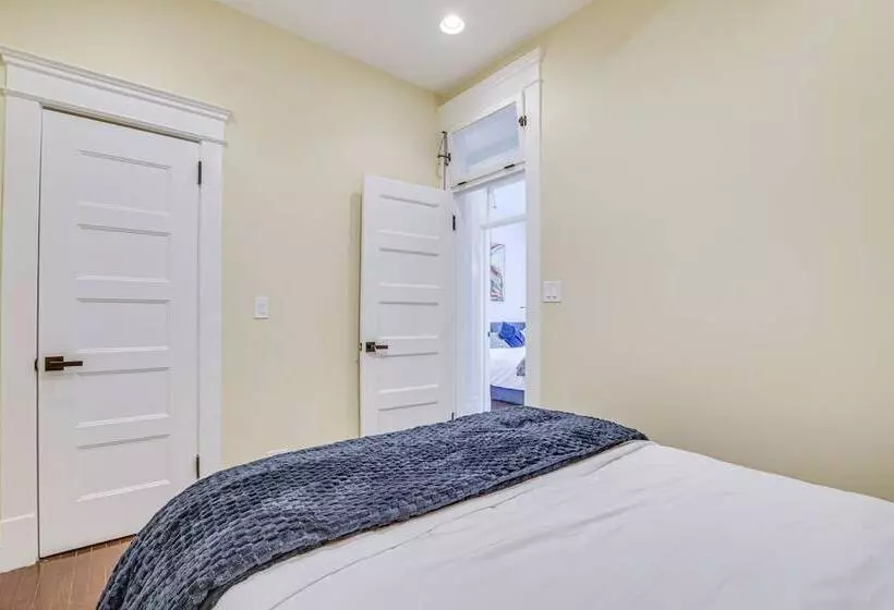 Spacious Condo W/ Deck ~ 3 Mi To Downtown Chicago!