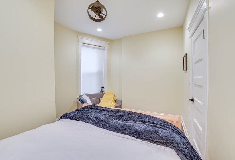 Spacious Condo W/ Deck ~ 3 Mi To Downtown Chicago!