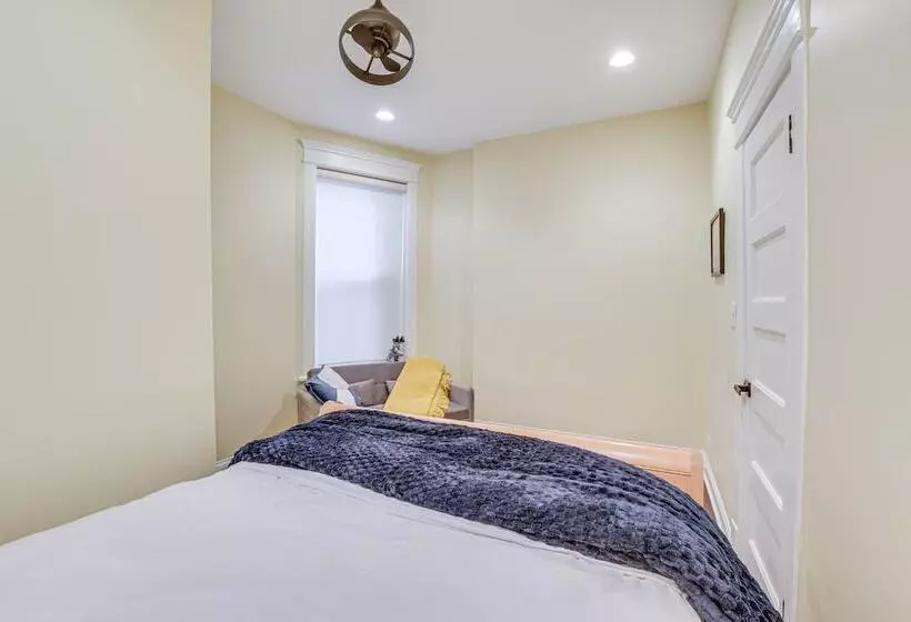 Spacious Condo W/ Deck ~ 3 Mi To Downtown Chicago!