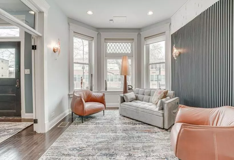 Spacious Condo W/ Deck ~ 3 Mi To Downtown Chicago!