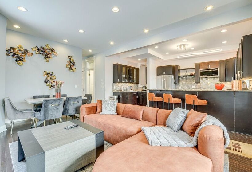 Spacious Condo W/ Deck ~ 3 Mi To Downtown Chicago!