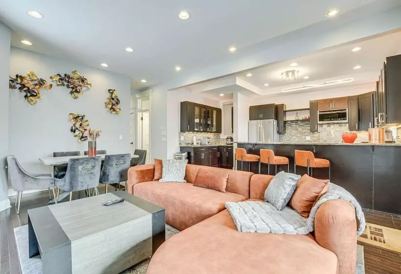 Spacious Condo W/ Deck ~ 3 Mi To Downtown Chicago!