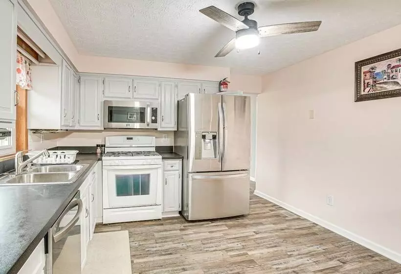 Spacious Delaware Home W/ Game Room!