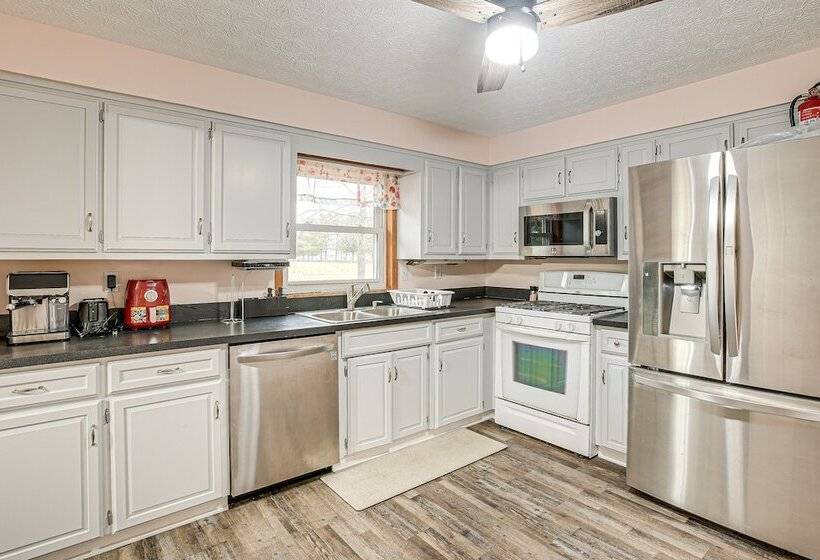 Spacious Delaware Home W/ Game Room!