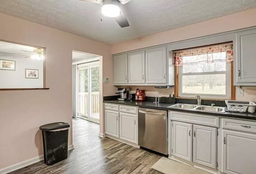 Spacious Delaware Home W/ Game Room!