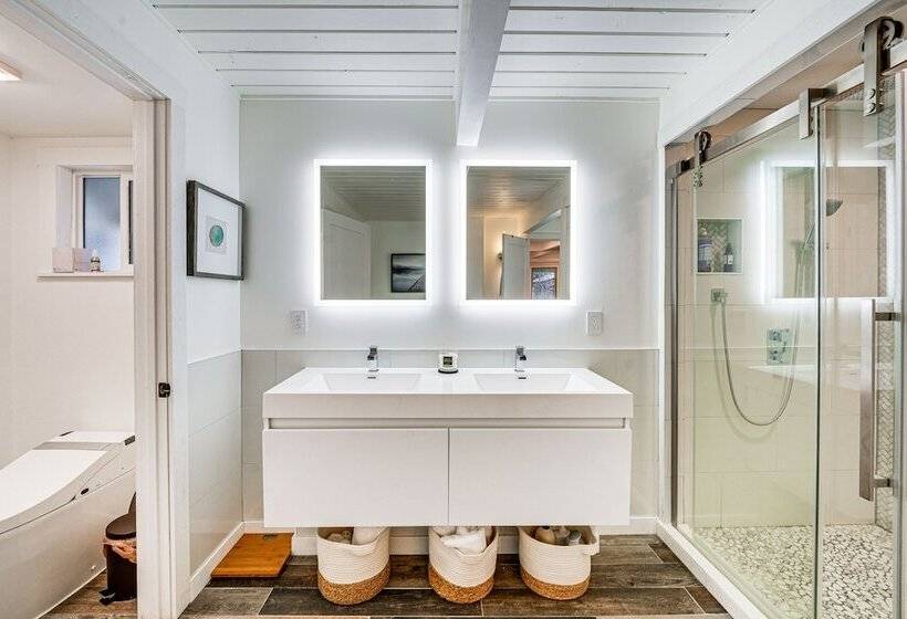 Stylish Bellingham Home W/ Lake + Mountain Views!