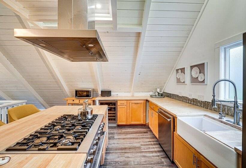 Stylish Bellingham Home W/ Lake + Mountain Views!