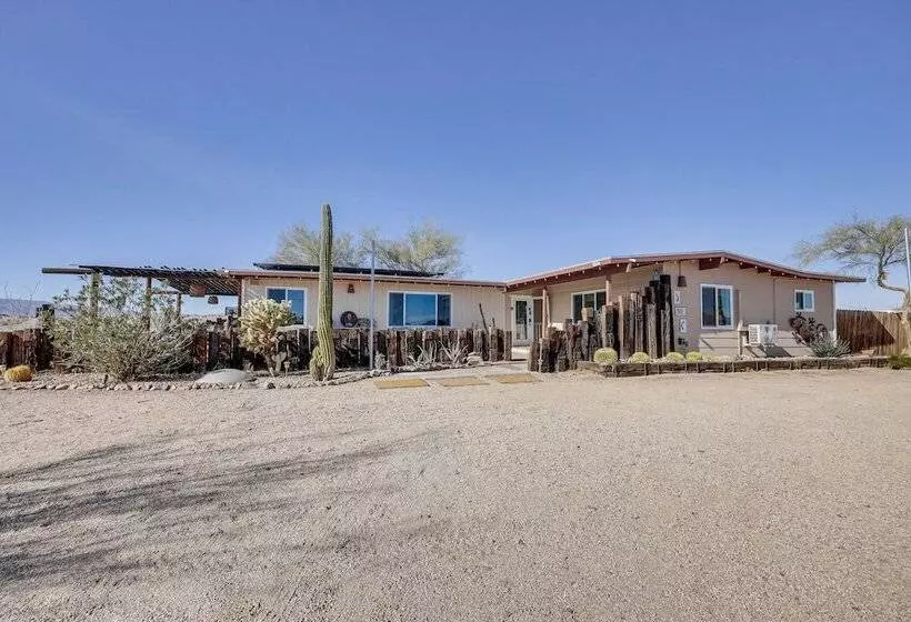 Twentynine Palms Desert Oasis W/ Pool & Hot Tub!