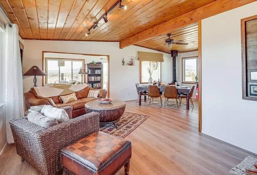 Twentynine Palms Desert Oasis W/ Pool & Hot Tub!