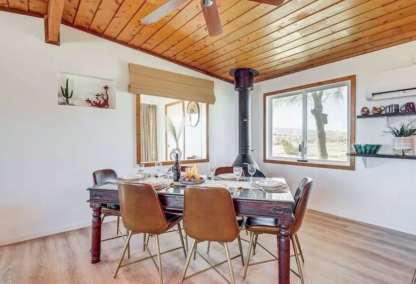 Twentynine Palms Desert Oasis W/ Pool & Hot Tub!