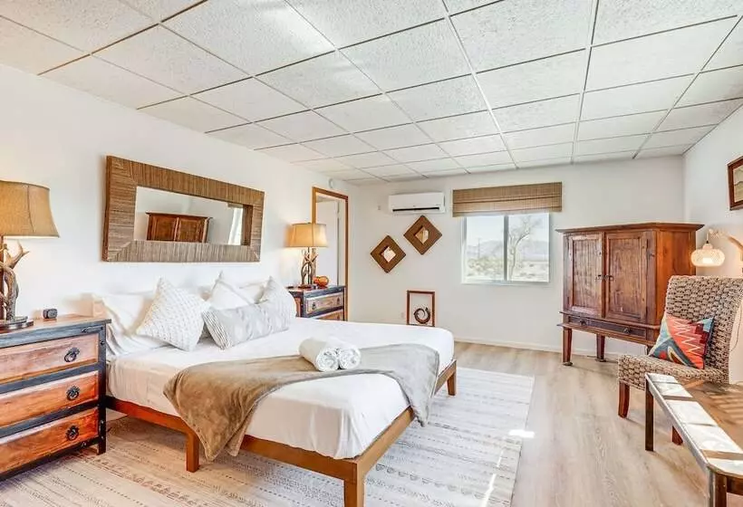 Twentynine Palms Desert Oasis W/ Pool & Hot Tub!