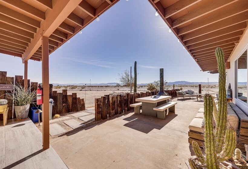 Twentynine Palms Desert Oasis W/ Pool & Hot Tub!