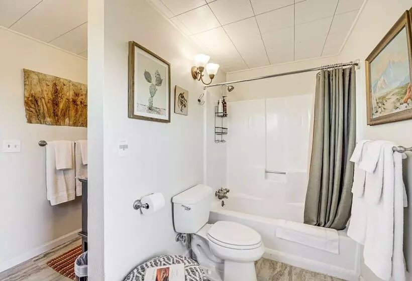 Twentynine Palms Desert Oasis W/ Pool & Hot Tub!