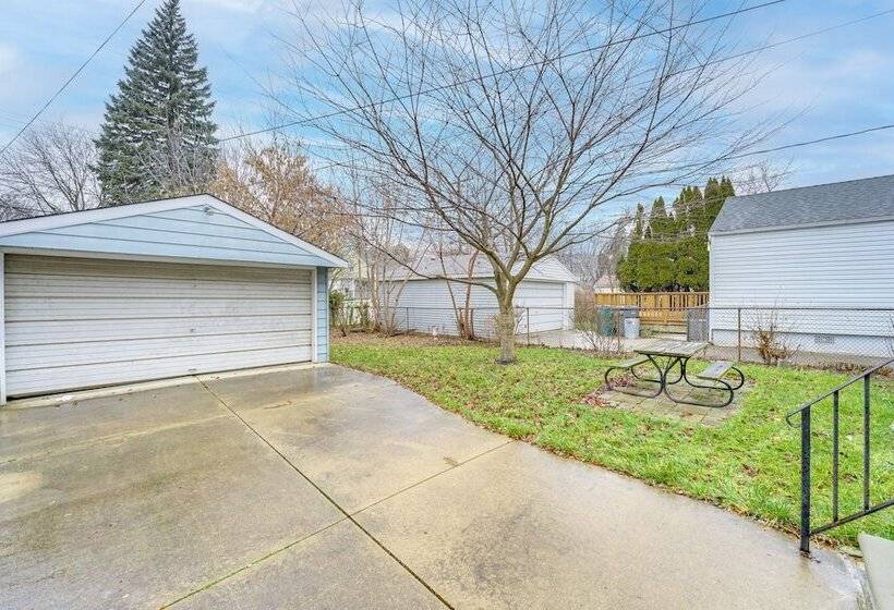 Wfh Friendly Home In Dearborn: Dogs Welcome!