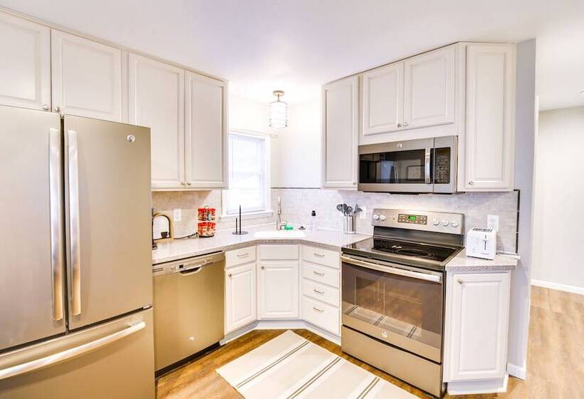 Wfh Friendly Home In Dearborn: Dogs Welcome!