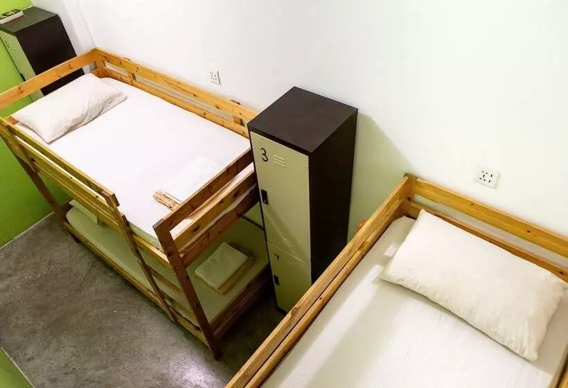 هاستل Pods The Backpackers Home & Cafe