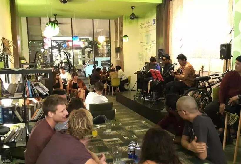 هاستل Pods The Backpackers Home & Cafe