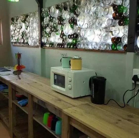 هاستل The Backpack Shack