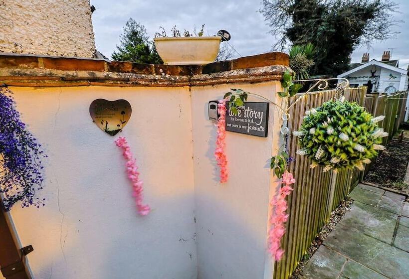 Beautiful 3 Bed Cottage In Burnham On Crouch