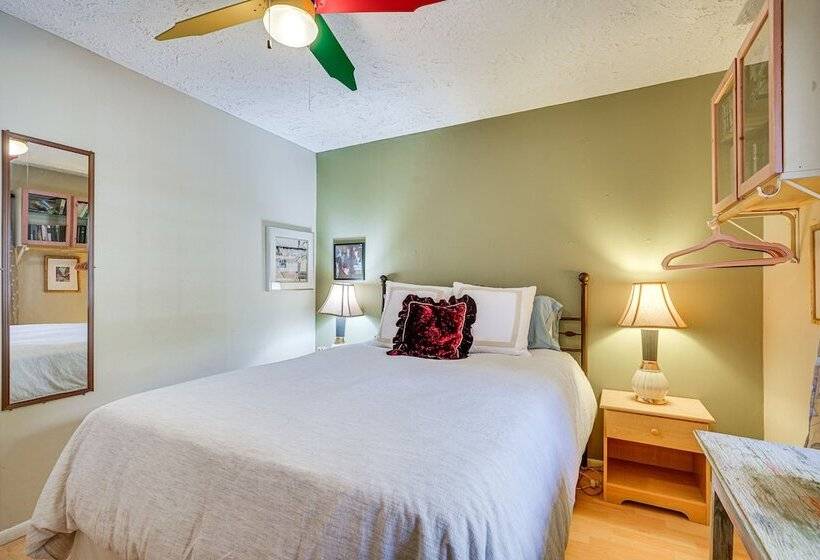 Central Bisbee Home, 1 Mi To Copper Queen Mine!