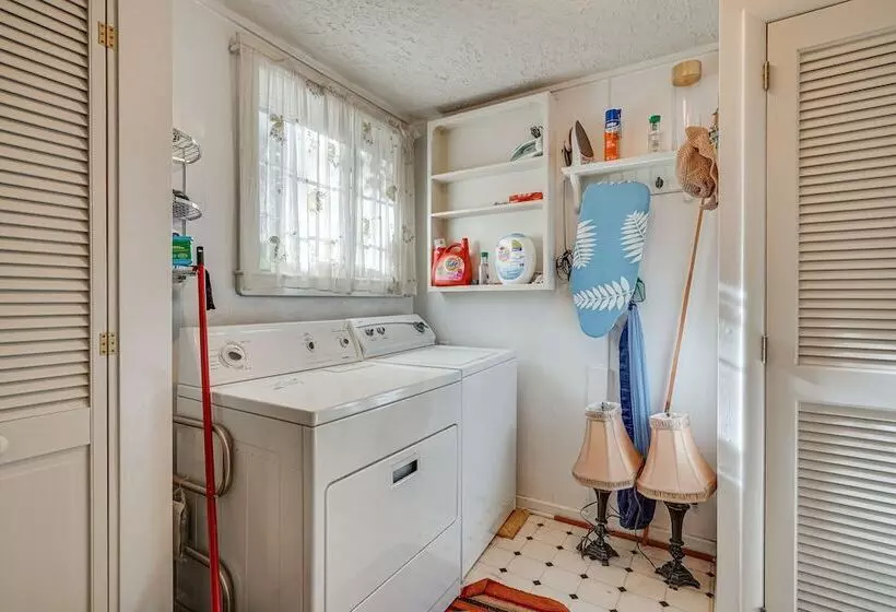 Central Bisbee Home, 1 Mi To Copper Queen Mine!