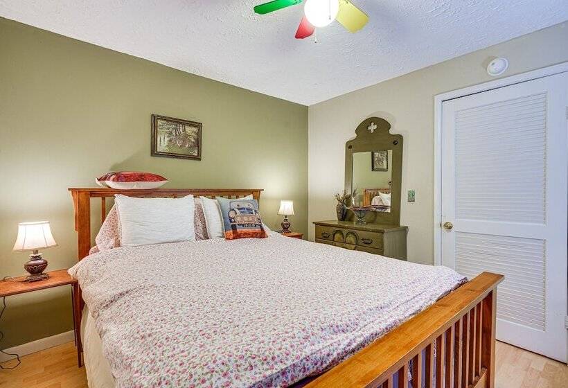 Central Bisbee Home, 1 Mi To Copper Queen Mine!