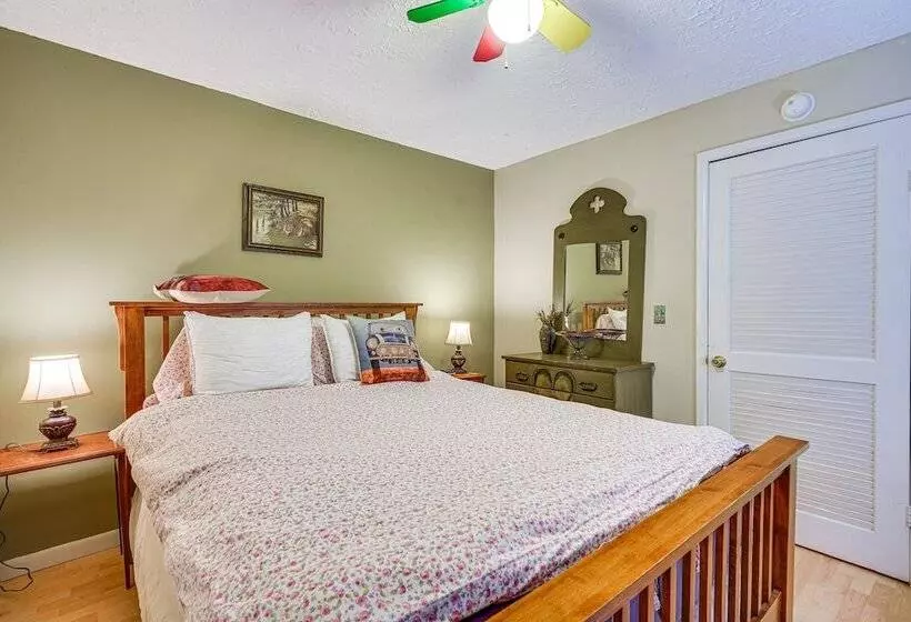 Central Bisbee Home, 1 Mi To Copper Queen Mine!