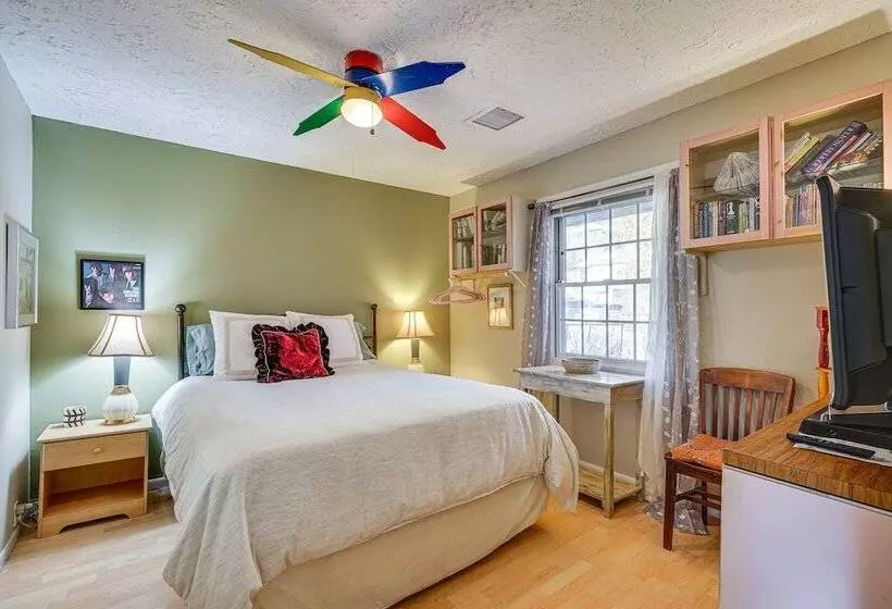 Central Bisbee Home, 1 Mi To Copper Queen Mine!