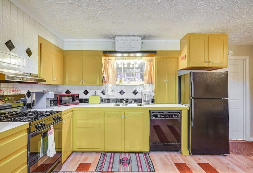 Central Bisbee Home, 1 Mi To Copper Queen Mine!