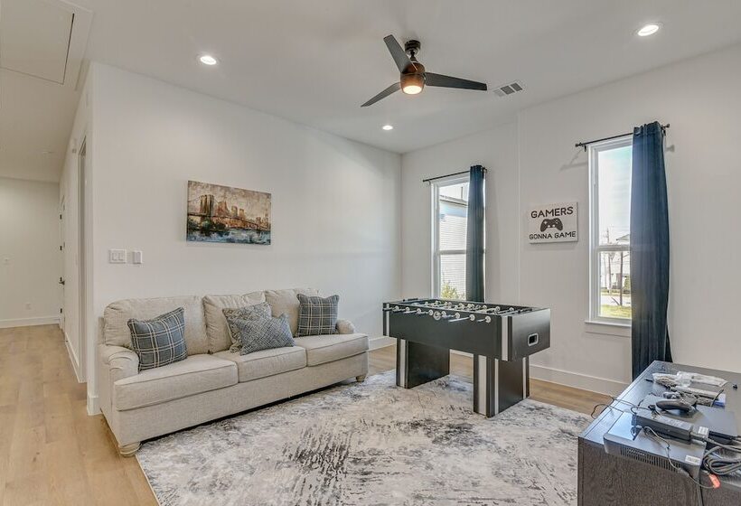 Centrally Located Home ~ 1 Mi To Toyota Center!