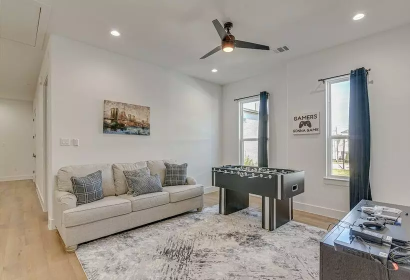 Centrally Located Home ~ 1 Mi To Toyota Center!