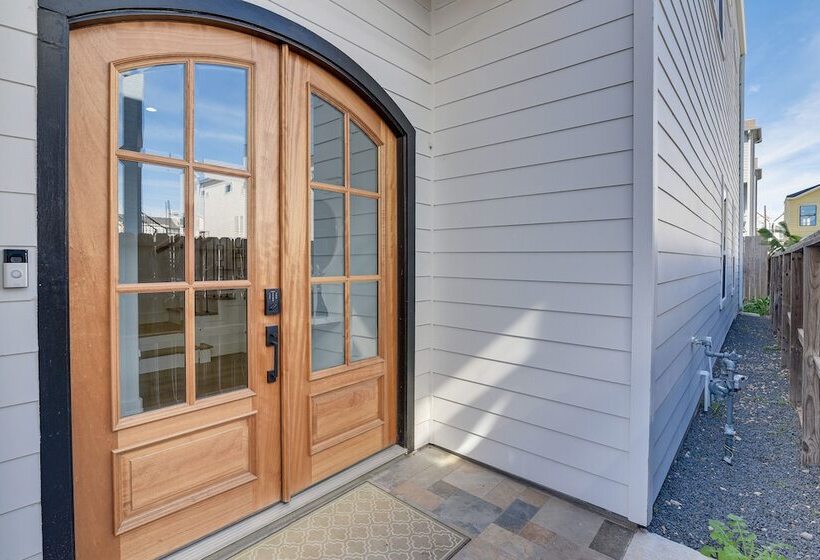 Centrally Located Home ~ 1 Mi To Toyota Center!