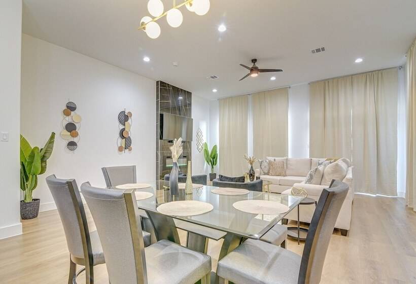 Centrally Located Home ~ 1 Mi To Toyota Center!