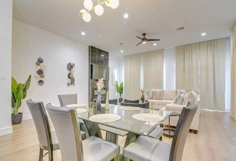 Centrally Located Home ~ 1 Mi To Toyota Center!