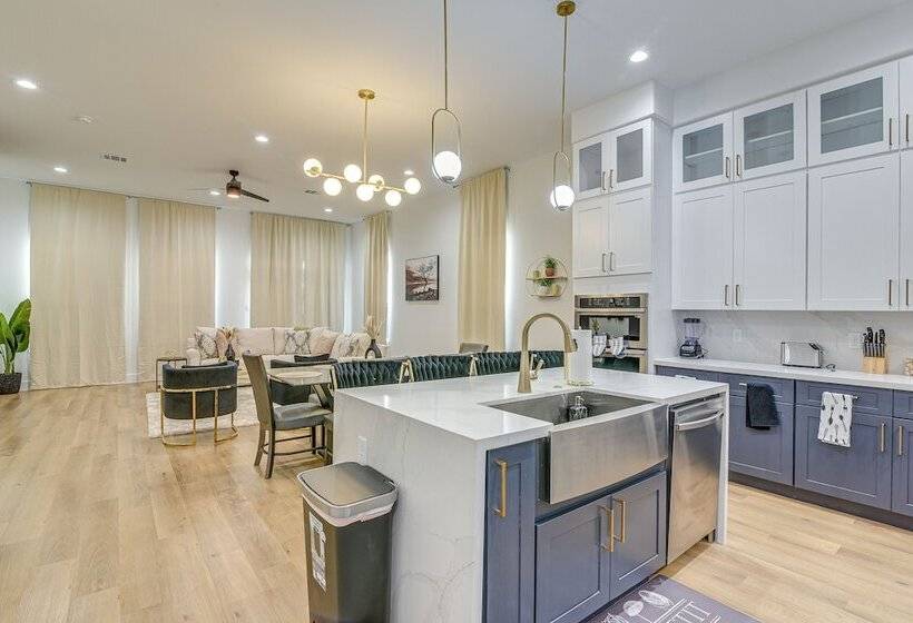 Centrally Located Home ~ 1 Mi To Toyota Center!