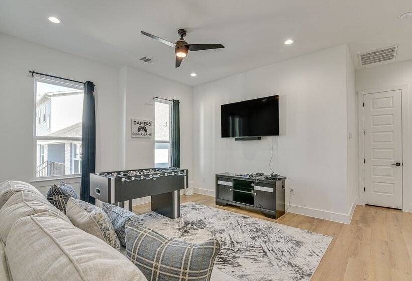 Centrally Located Home ~ 1 Mi To Toyota Center!