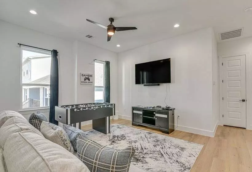 Centrally Located Home ~ 1 Mi To Toyota Center!